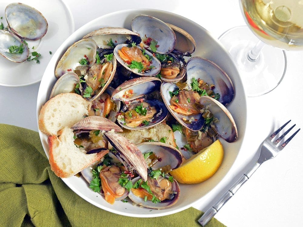 Steamer Clams with Garlic Butter and White Wine