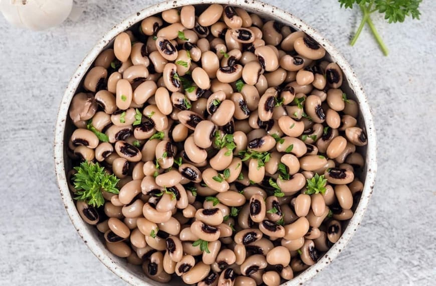 Instant pot black eyed peas in a small bowl.