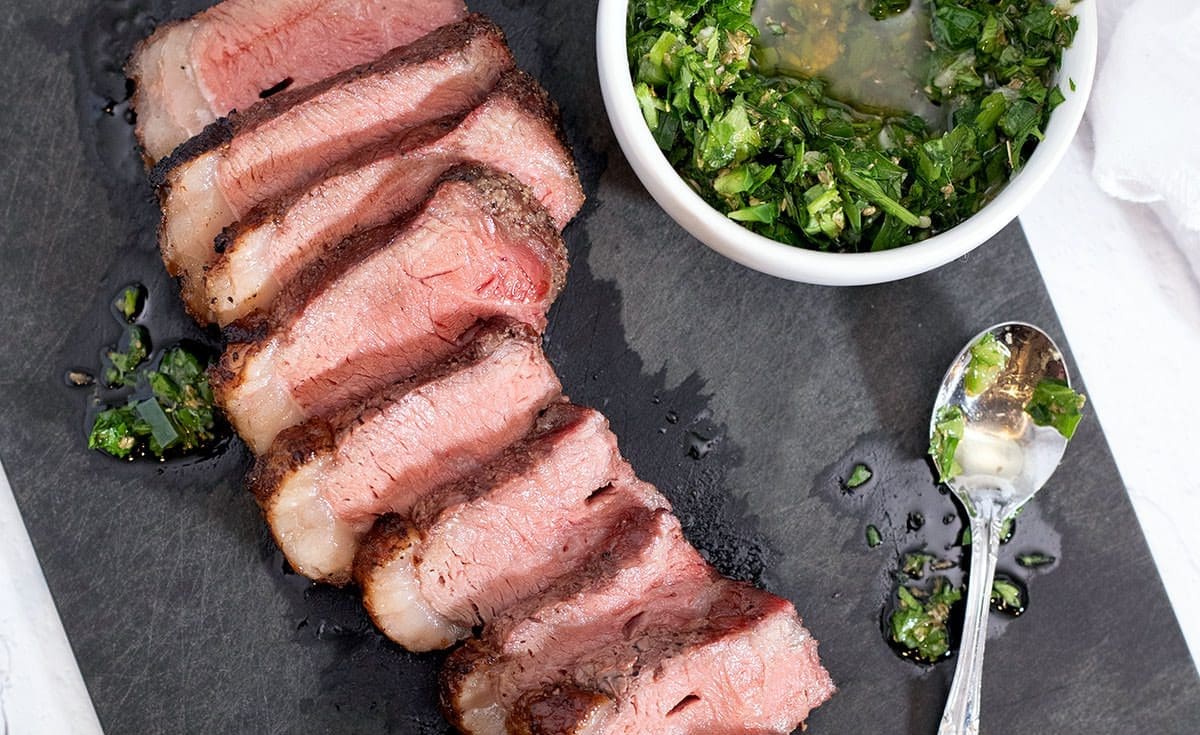 Sliced ​​beef with chimichurri.