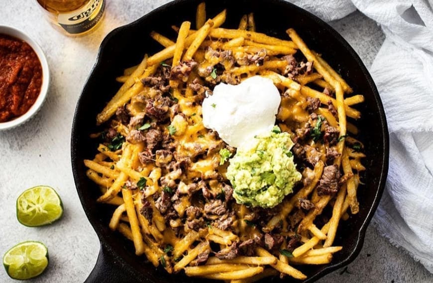 Picture of carne asada french fries for game day appetizers list.