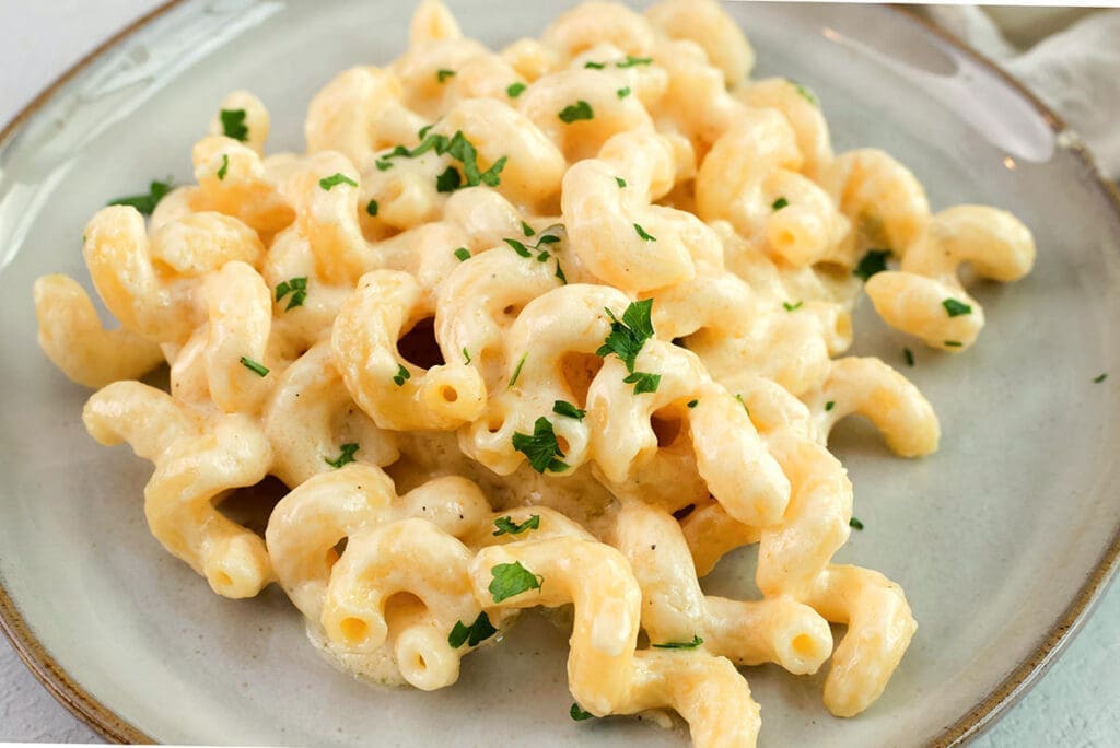 Blue plate of Macaroni and Cheese With Gouda.