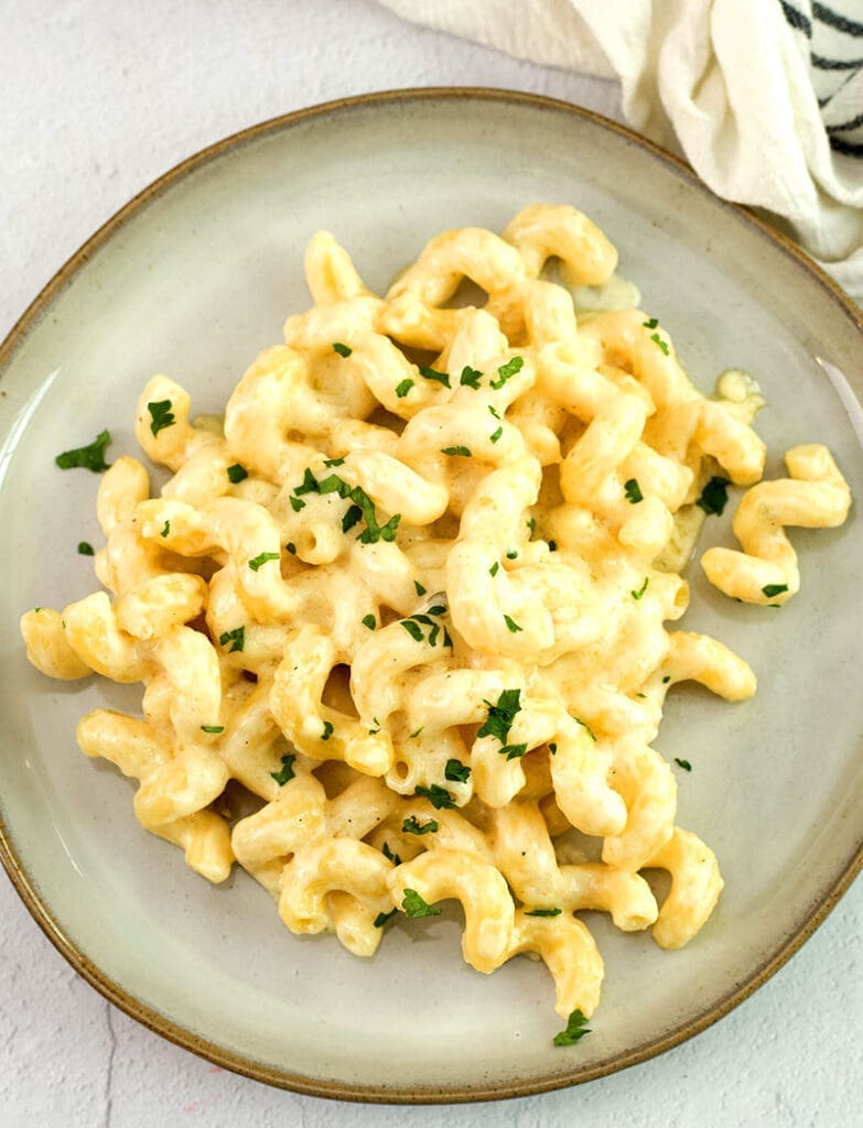 Blue plate of Smoked Gouda Mac and Cheese.