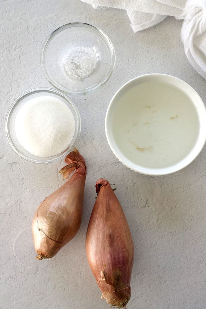 Ingredients to make pickled onions.